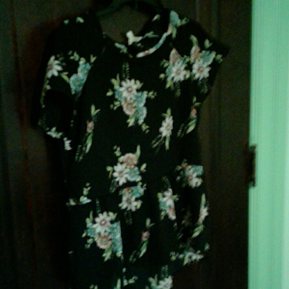 Pretty short sleeve blouse.